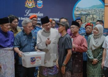 MUSTAPA Sakmud (dua dari kanan, depan) mengiringi Perdana Menteri, Datuk Seri Anwar Ibrahim menziarahi mangsa kebakaran yang melibatkan tiga buah kampung di Numbak, Kota Kinabalu sebelum berangkat ke New Delhi, India baru-baru ini.