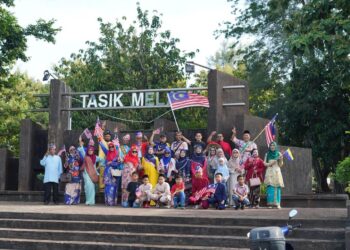 ANAK seni dari negeri ini bergambar di salah satu lokasi pelancongan yang dikunjungi di Tasik Melati, Perlis.-UTUSAN