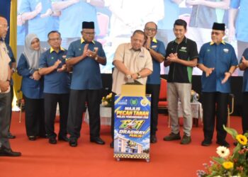 ABU Bakar Hamzah (lima dari kanan) membuat gimik pelancaran bersempena Majlis Pecah Tanah Projek Pembangunan Litar ESR Dragway Perlis, di Integrated Business Centre (IBC) Chuping Valley Industrial Area (CVIA), Padang Besar, Perlis, hari ini. -UTUSAN/ASYRAF MUHAMMAD