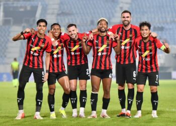 PEMAIN DPMM FC, Jordan Murray (tiga dari kiri) meraikan jaringan bersama rakan sepasukannya ketika menentang Terengganu FC (TFC) dalam saingan Piala FA di Stadium Sultan Mizan Zainal Abidin, Gong Badak, Kuala Nerus, Terengganu. - UTUSAN/PUQTRA HAIRRY