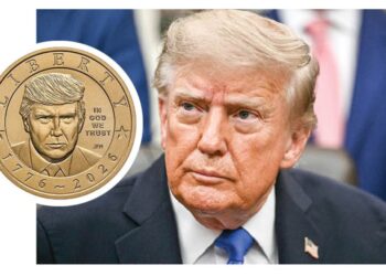 DUIT syiling AS$1 yang mempunyai wajah Donald Trump. - AFP