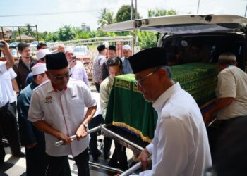 DZULKEFLY Ahmad (kanan) mengusung jenazah Allahyarham Dr. Ainul Baraah Kamarudin sejurus selepas  tiba di Masjid Al-Karomah Baung, Pengkalan Chepa, Kota Bharu, Kelantan.- UTUSAN/KAMARUL BISMI KAMARUZAMAN