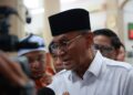 DZULKEFLY Ahmad semasa sidang akhbar selepas mengiringi jenazah Allahyarham Dr. Ainul Baraah Kamaruddin di Masjid Al Karomah Baung, Pengkalan Chepa, Kota Bharu, Kelantan. .- UTUSAN/KAMARUL BISMI KAMARUZAMAN