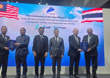 AKMAL NASRULLAH (tengah) menyaksikan PSC bagi Blok A-18-01 yang dimeterai antara Pihak Berkuasa Kawasan Pembangunan Bersama Malaysia-Thailand (MTJA), PC JDA Limited dan PTTEP JDX, manakala Perjanjian Penjualan Gas (GSA) membabitkan Petronas dan PTT Public Company Limited.