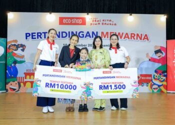 JESSICA Ng (kiri) bersama  Ketua Pegawai Sumber Manusia Eco-Shop Malaysia, Ng Siew Yen (kanan) serta pemenang tempat pertama dari SJK (C) Mun Choong yang menerima hadiah wang tunai RM1,500 dan sokongan penambahbaikan sekolah bernilai RM10,000.