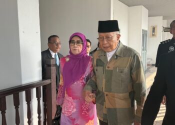 RAIS tiba di pekarangan Mahkamah Sesyen Ayer Keroh bersama isterinya, Masnah dan anak, Danni bagi sebutan kes di bawah Akta Hasutan.