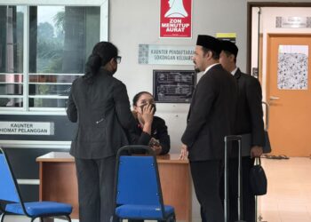 TERTUDUH (duduk) semasa menghadiri perbicaraan di Mahkamah Rendah Syariah Kelantan di Kota Bharu, Kelantan.