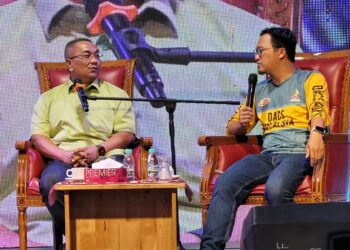 MUHAMMAD Sanusi Md. Nor (kiri) semasa menjadi salah seorang panel dalam audio siar Anak Muda sempena Muktamar Pas ke-72 di PUTIK, Pengkalan Chepa, Kota Bharu, Kelantan. - UTUSAN/MUSTAQIM MOHAMED