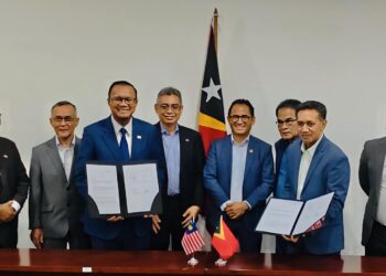 MUHTAR Suhaili (tiga  dari kiri) dan Rui Soares ( dua  kanan) saling bertukar dokumen MoU sebagai simbolik permulaan potensi kerjasama antara kedua-dua pihak dalam pembangunan infrastruktur logistik petroleum serta menyokong pertumbuhan jangka panjang sektor minyak dan gas Timor-Leste. - IHSAN EPIC