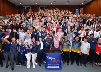 WAN Rosmi Mat Isa dan Prof Dr. Selamah 
Maamor bergambar bersama para peserta pada pertandingan National Bijak Wang Challange 2026 di Universiti Utara Malaysia (UUM), Sintok, Kedah hari ini.-UTUSAN