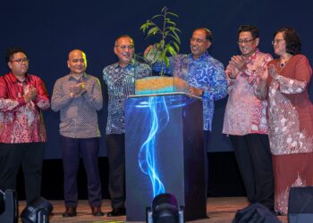 ZAMBRY Abd Kadir (tiga kanan) melakukan gimik  Peluncuran Pelan Strategik Universiti Putra Malaysia (UPM) 2026-2030 di UPM di sini hari ini.  - UTUSAN/FARIZ RUSADIO