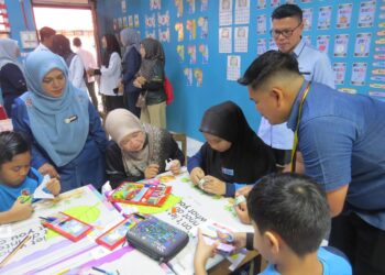 FADHLINA Sidek (duduk, tengah) menyantuni murid-murid ketika hadir ke Program Tindak Susul Parlimen Siri 3 Parlimen Gua Musang di Sekolah Kebangsaan (SK) Gua Musang, Gua Musang, Kelantan.