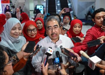 JOHARI Abdul Ghani ketika ditemui pemberita pada majlis perasmian Forum Wanita, AI dan Ekonomi Digital di Pusat Dagangan Dunia Kuala Lumpur di sini, hari ini. - UTUSAN/SYAKIR RADIN