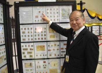 GOH Kien Boon menunjukkan antara koleksi Kingdom of Perlis yang dipamerkan bersempena Pameran Setem Lima Negara Perlis Malaysia 2026 di Dewan 2020, Kangar, Perlis, hari ini. -UTUSAN/ASYRAF MUHAMMAD