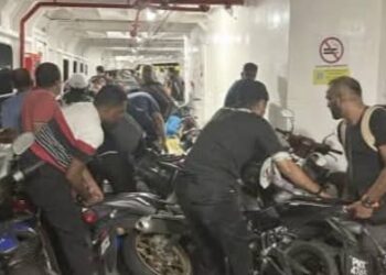 TANGKAP layar satu rakaman vidoe mengenai keadaan yang berlaku dalam Feri Teluk Bahang susulan pertembungan dengan kapal MV Mekar Jaya di perairan Pulau Pinang, malam tadi.-GAMBAR/MEDIA SOSIAL