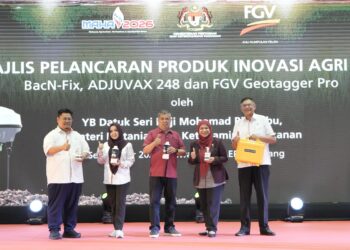 MENTERI Pertanian dan Keterjaminan Makanan, Datuk Seri Haji Mohamad Sabu (tengah) selepas melancarkan  BacN-Fix, Adjuvax 248 dan FGV Geotagger Pro sempena Pameran Pertanian, Hortikultur dan Agropelancongan Malaysia (MAHA) 2026 di Malaysia Agro Exposition Park Serdang (MAEPS).