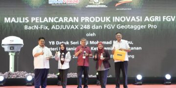 MENTERI Pertanian dan Keterjaminan Makanan, Datuk Seri Haji Mohamad Sabu (tengah) selepas melancarkan BacN-Fix, Adjuvax 248 dan FGV Geotagger Pro sempena Pameran Pertanian, Hortikultur dan Agropelancongan Malaysia (MAHA) 2026 di Malaysia Agro Exposition Park Serdang (MAEPS).
