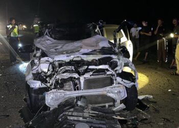 KEADAAN kenderaan dinaiki pasangan Amirul Afiq Aazmi dan Farhain Jolius yang merempuh gajah melintas jalan sebelum dilanggar kenderaan lain dari arah belakang di Kilometer 160 Jalan Jerangau - Jabor menghala berhampiran Kampung Sungai Pergam, Kemaman, Terengganu.