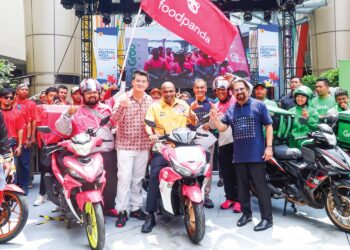 R. RAMANAN (tengah), Subahan Kamal dan Dr. Azman Aziz
Mohammed bergambar bersama pekerja penghantar makanan pada
Majlis Perasmian Festival Mega iLINDUNGu: KESUMA Bersama Rakyat
di Kota Damansara, Petaling Jaya, Selangor semalam.