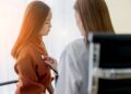WANITA disaran melakukan pemeriksaan kendiri bagi mengenali keadaan normal payudara masing-masing. - GAMBAR HIASAN