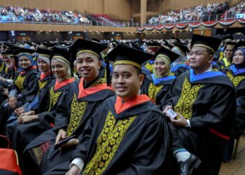 PENDIDIKAN Melayu tidak boleh berhenti pada soal kuota dan peluang tetapi diterjemahkan kepada ilmu, kemahiran dan kejayaan yang mampu menyumbang kepada kemajuan bangsa serta negara.