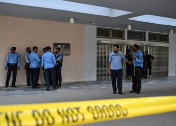 PITA keselamatan polis dipasang di hospital Institut Sains Perubatan Pakistan (PIMS), Islamabad. - AFP