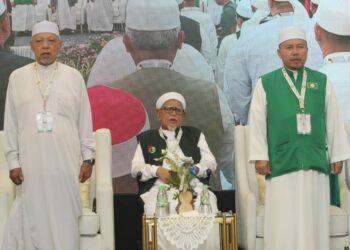 ABDUL Hadi Awang (tengah) semasa hadir merasmikan Muktamar Dewan Ulama Pas di Kota Bharu, Kelantan. - UTUSAN/KAMARUL BISMI KAMARUZAMAN