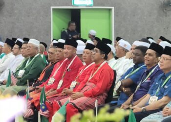 KEHADIRAN pemimpin UMNO  ke Muktamar Pas Ke-72 d Kota Bharu, Kelantan membuka lembaran baharu kepada arena politik negara. - UTUSAN/MUSTAQIM MOHAMED