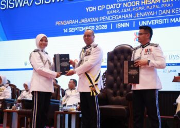 NOOR Hisam Nordin (dua dari kanan) menyampaikan sijil kepada anggota Kor Suksis Polis pada Majlis Perbarisan Tamat Latihan dan Penyampaian Sijil Pelantikan Inspektor Kor Sukarelawan Simpanan Polis Siswa/Siswi Universiti Awam Ke-22 2026 di Universiti Malaysia Kelantan (UMK) Kampus Bachok, Kelantan. - UTUSAN/KAMARUL BISMI KAMARUZAMAN