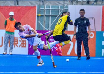Pemain Speedy Tigers, Faizal Saari (kanan) cuba mengekang pukulan pemain China dalam aksi Kumpulan B hoki Piala Asia Aichi-Nagoya 2026, semalam. Malaysia mencatan kemenangan besar dengan membelasah China 5-0. - IHSAN ASIAN GAMES