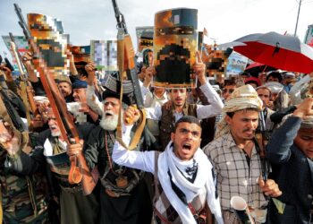 PENYOKONG Houthi berhimpun dalam perhimpunan besar-besaran bagi membantah kenyataan Presiden AS, Donald Trump, yang dianggap menghina Mekah, di ibu negara Yemen, pada 16 Jun lalu.- AFP