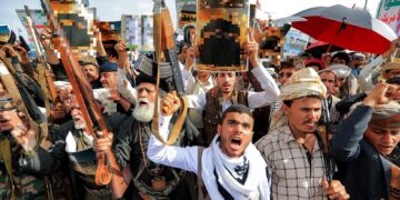 PENYOKONG Houthi berhimpun dalam perhimpunan besar-besaran bagi membantah kenyataan Presiden AS, Donald Trump, yang dianggap menghina Mekah, di ibu negara Yemen, pada 16 Jun lalu.- AFP