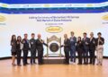 LEE Mong Khai (lima dari kanan) bersama barisan lembaga pengarah Butterfield FB Berhad semasa melakukan gimik mengetuk gong sempena majlis penyenaraian syarikat itu di Pasaran Ace di Bursa Malaysia.