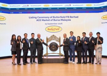 LEE Mong Khai (lima dari kanan) bersama barisan lembaga pengarah Butterfield FB Berhad semasa melakukan gimik mengetuk gong sempena majlis penyenaraian syarikat itu di Pasaran Ace di Bursa Malaysia.