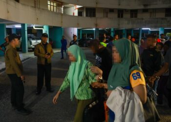 LOKMAN Effendi Ramli (dua dari kiri) ketika hadir dalam operasi penguatkuasaan di Flat Sri Kolam, Kuala Terengganu, Terengganu. - UTUSAN/PUQTRA HAIRRY