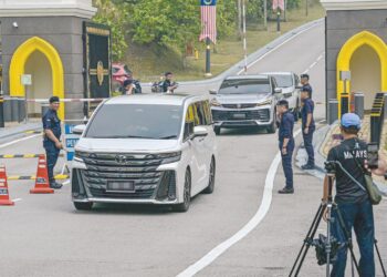 KENDERAAN dipercayai membawa Menteri di Jabatan Perdana Menteri (Wilayah Persekutuan), Hannah Yeoh dilihat meninggalkan Istana Negara selepas menghadiri mesyuarat Lembaga Pengampunan bagi Wilayah Persekutuan, semalam.