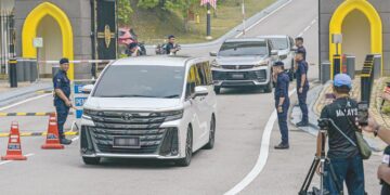 KENDERAAN dipercayai membawa Menteri di Jabatan Perdana Menteri (Wilayah Persekutuan), Hannah Yeoh dilihat meninggalkan Istana Negara selepas menghadiri mesyuarat Lembaga Pengampunan bagi Wilayah Persekutuan, semalam.