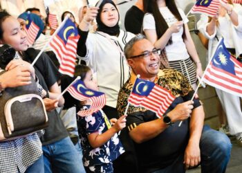 Erwin Khairul Ahmad menyertai orang ramai mengibar Jalur Gemilang sempena program PENTARAMA Merdeka@HOHO 2026, baru-baru ini.