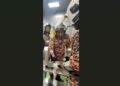 ANGGOTA bomba berusaha mengeluarkan tangan kiri seorang operator wanita yang tersepit dalam mesin grinder di Hospital Alor Gajah hari ini.