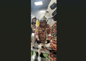 ANGGOTA bomba berusaha mengeluarkan tangan kiri seorang operator wanita yang tersepit dalam mesin grinder di Hospital Alor Gajah hari ini.