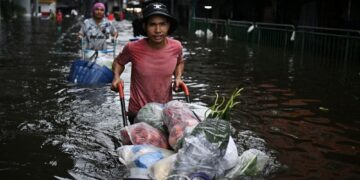 SEBAHAGIAN kawasan dilanda banjir di Bangkok. - AFP