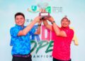 KHAIRUL Sarbany (kanan) menerima trofi kejuaraan daripada menerima trofi kejuaran daripada Pengarah Kelab Golf Kinrara, Francis Chan. - Foto ihsan FB Kinrara Golf Club