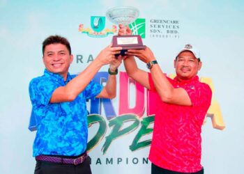 KHAIRUL Sarbany (kanan) menerima trofi kejuaraan daripada wakil penganjur. - Foto ihsan FB Kinrara Golf Club