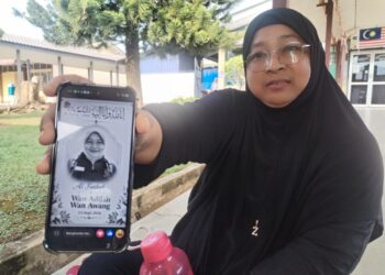 WAN Affida Malina Wan Awang menunjukkan gambar Wan Adilah ketika ditemui di Unit Forensik Hospital Besut, Terengganu. - UTUSAN /WAN ZURATIKAH IFFAH WAN ZULKIFLI