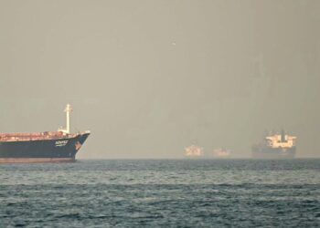 SEBUAH kapal tangki diserang Iran di Selat Hormuz. - AFP