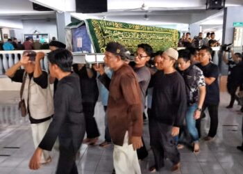 JENAZAH Kapten Zainol Afiq Bee Sham tiba di Masjid Bandar Baru Senawang, Seremban untuk disolatkan sekali lagi sebelum dikebumikan di Tanah Perkuburan Forest Height Senawang, Seremban petang ini. - UTUSAN/MOHD SHAHJEHAN MAAMIN