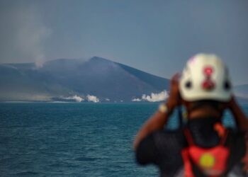 OPERASI  mencari lapan orang yang hilang ketika membuat liputan Gunung Berapi Anak Krakatau ditamatkan. - AFP