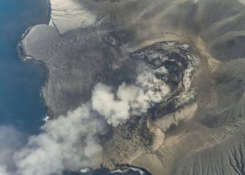 LIMA wartawan hilang ketika dalam perjalanan membuat liputan letusan Gunung Anak Krakatau. - AFP