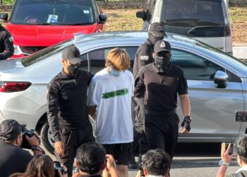 WANG Hao dikawal anggota polis ketika dihadapkan ke mahkamah atas pertuduhan menculik di Mahkamah Sesyen Alor Setar, hari ini.