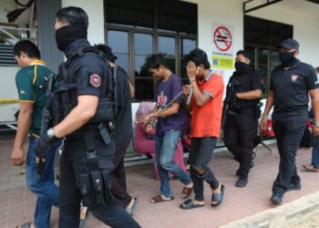 ANGGOTA polis membawa empat lelaki termasuk dua beradik ke Mahkamah Majistret Sungai Petani atas pertuduhan membunuh, hari ini. - UTUSAN/ SHAHIR NOORDIN